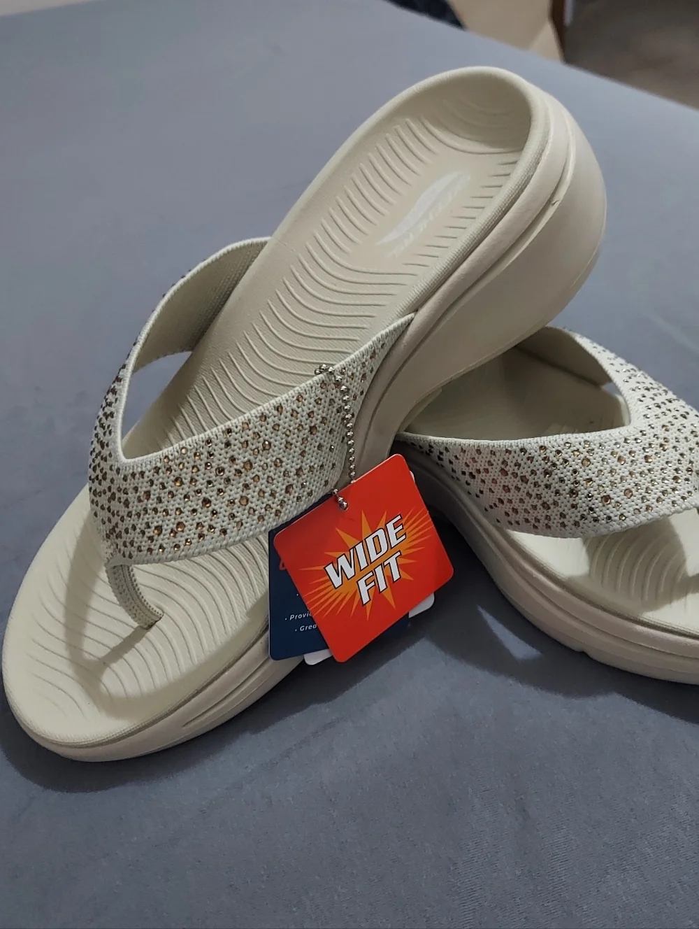 NWT Skechers Arch Fit Go Walk Rhinestone Sandals Wide Fit Size 8